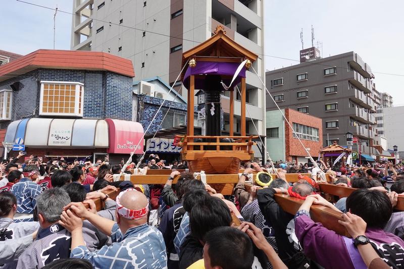 Penis statue carried by lots of people